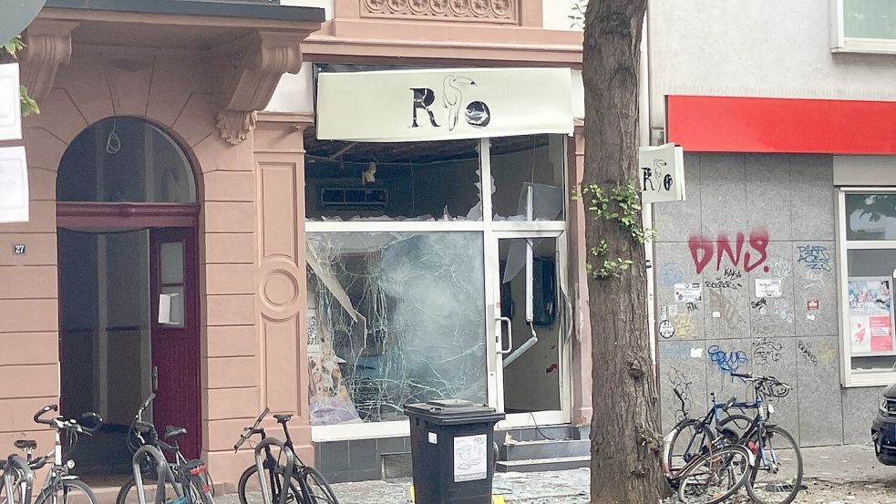 Das Café an der Berger Straße in Frankfurt wurde stark beschädigt - ebenso wie eine gegenüberliegende Suppenbar. Foto: Sandra Trauner/dpa