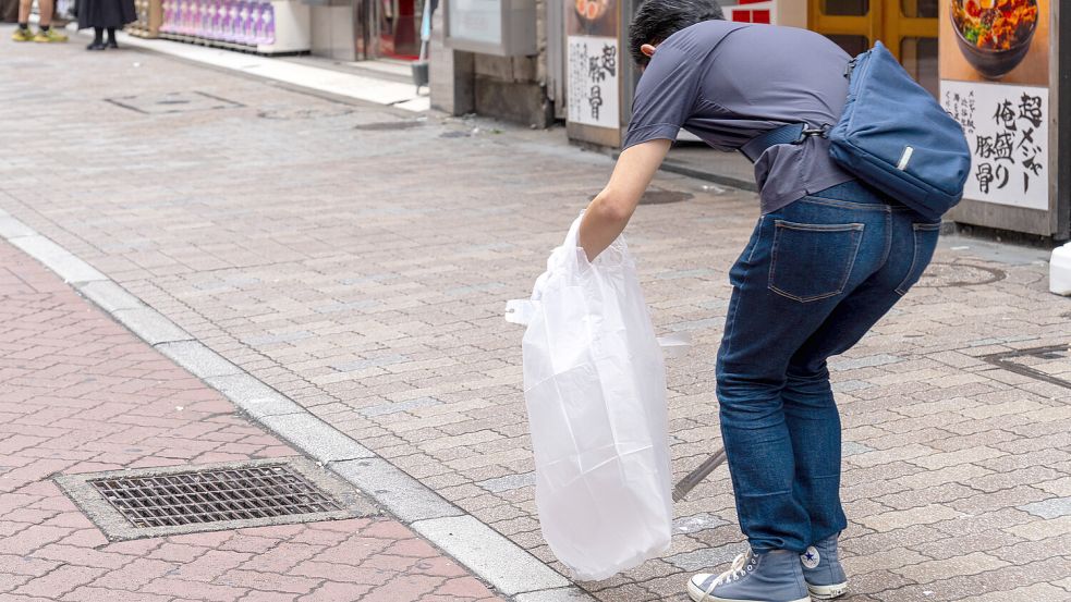 Vor der Arbeit noch schnell Müll einsammeln: In Shibuya stellt die Verwaltung das nötige Equipment bereit. Foto: IMAGO/Michael Bihlmayer