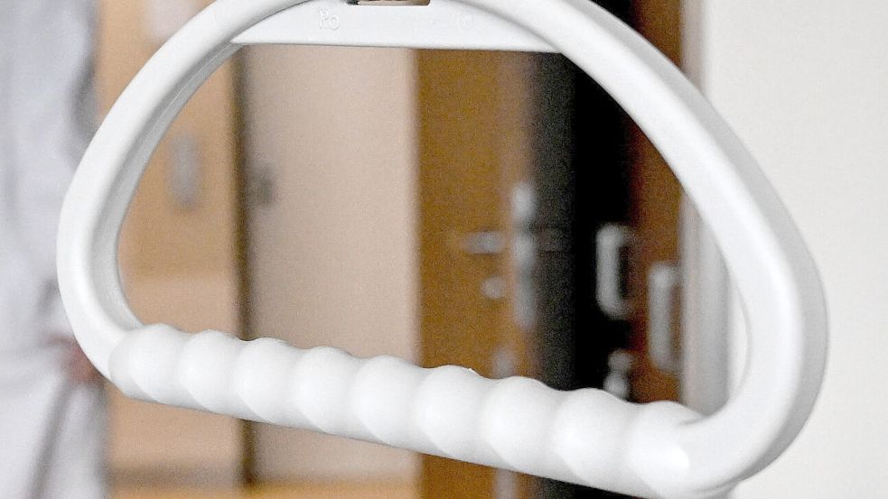 Der Handgriff eines Pflegebettes. Symbolfoto: Britta Pedersen/DPA
