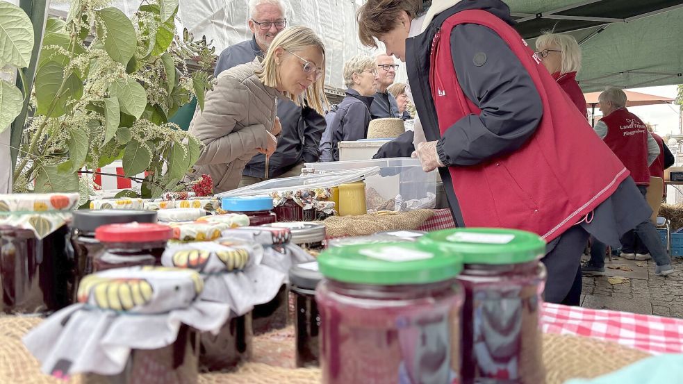 Das Auricher Erntefest hat begonnen. Auf dem Marktplatz gibt es ein buntes Angebot. Foto: Mieke Matthes