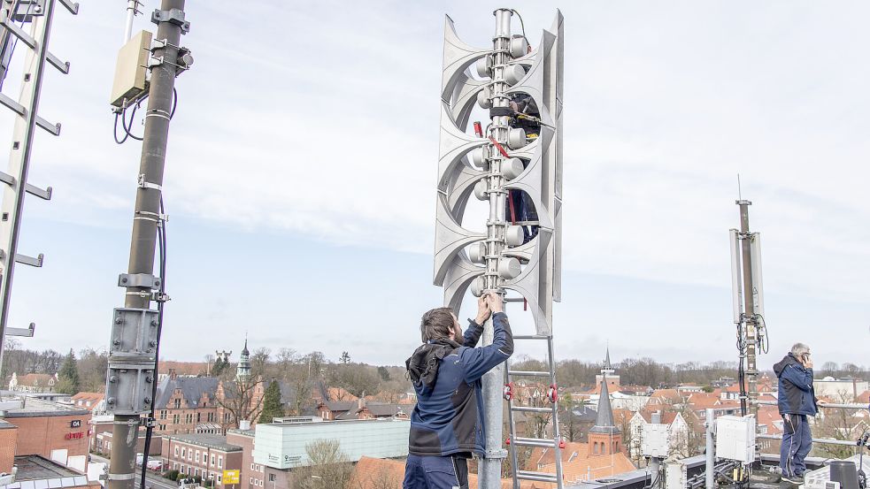 Im gesamten Kreisgebiet werden seit einiger Zeit wieder Sirenen installiert. Das Bild zeigt Arbeiten auf dem Dach des Auricher Kreishauses. Foto: Landkreis Aurich