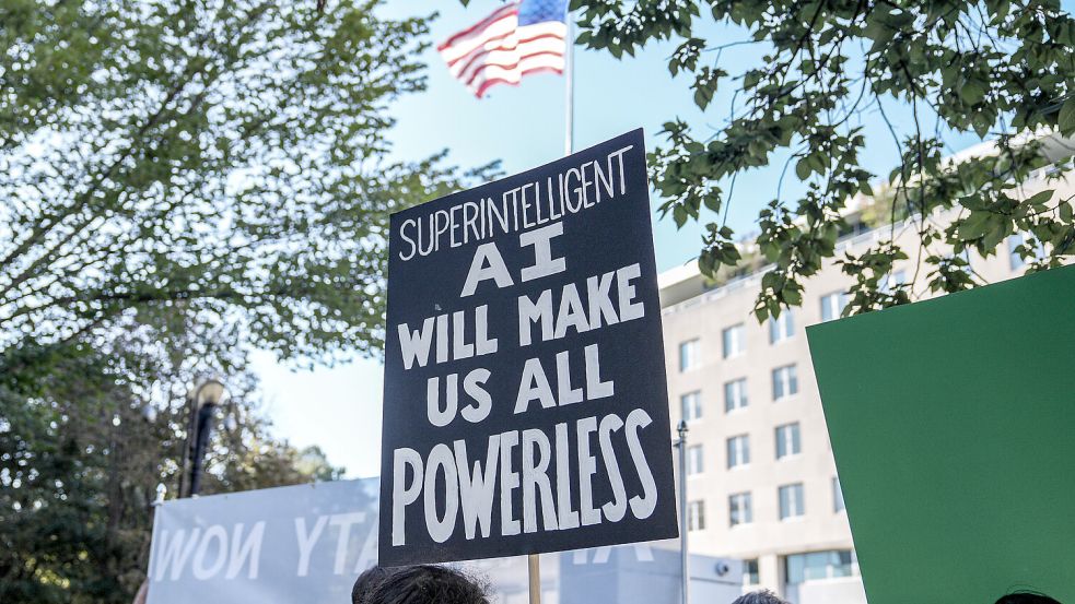 Menschen protestieren gegen Künstliche Intelligenz: Schon jetzt wächst der Einfluss von KI auf sämtliche Lebensbereiche. Foto: IMAGO/HASAN AKBAS PHOTOGRAPHY