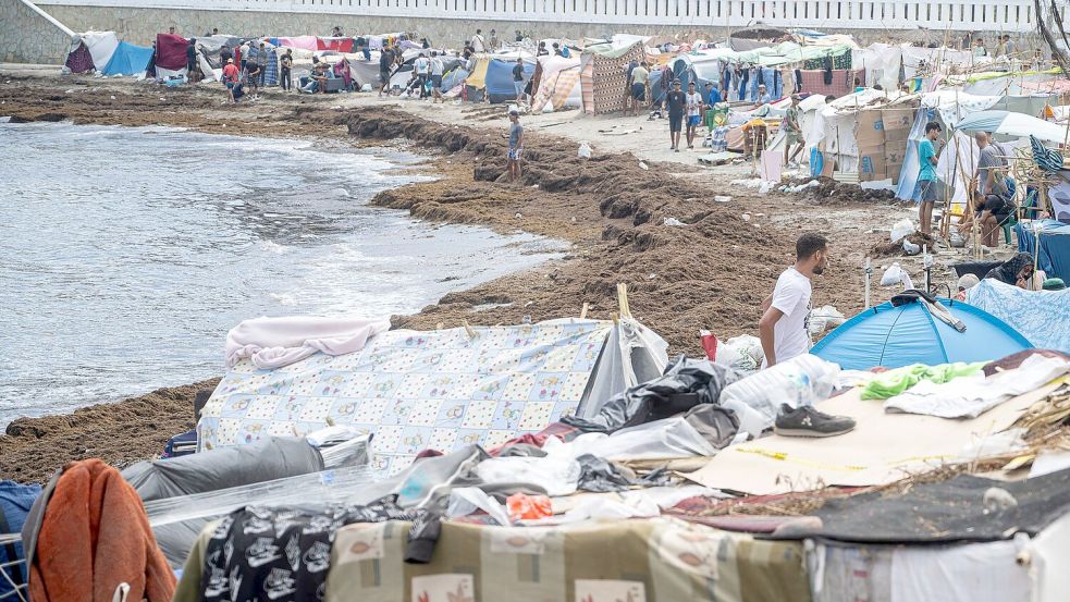 Nach der massenhaften Ankunft hatten Tausende rund eineinhalb Monate unter schwierigen Bedingungen auf der Straße oder am Strand verbracht. Foto: Marcos Moreno/EUROPA PRESS/dpa
