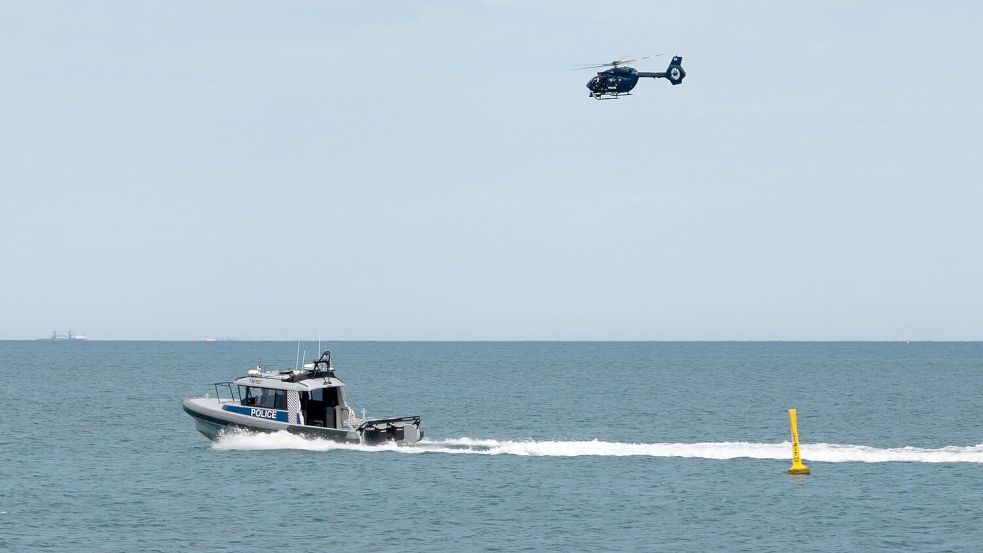 Einsatzkräfte suchten mit Booten und einem Helikopter nach dem Opfer. Foto: Andrew O’Connor
