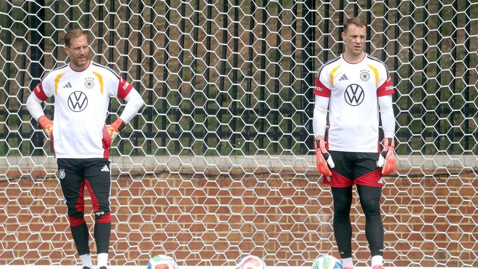 Stellvertreter Baumann und Stammkeeper Neuer waren bei der WM dabei. (Archivbild) Foto: Jan Woitas/dpa