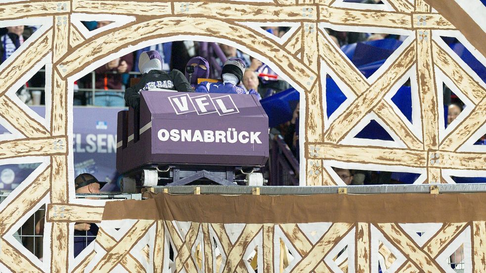 Gestohlen: Die Waggons der weltweit bekannten Choregrafie der Fans des VfL Osnabrück sind gestohlen worden. Foto: imago/Noah Wedel
