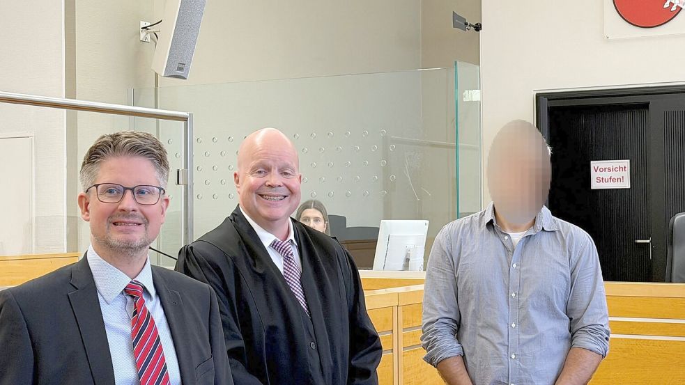 Da haben die Anwälte gut lachen: Freispruch für einen wegen angeblicher Tötungsdelikte angeklagten Arzt. Foto: Thomas Strünkelnberg/dpa