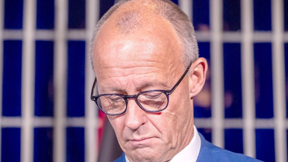 Bundeskanzler Friedrich Merz (CDU) nimmt an einer Pressebegegnung beim Arktis Gipfel teil. Bei dem Spitzentreffen von europäischen Staats- und Regierungschefs soll es um Wirtschafts-, Umwelt- und Verteidigungsfragen gehen. (zu dpa: „Für Merz geht es am Wahltag ums Ganze“) Foto: Michael Kappeler