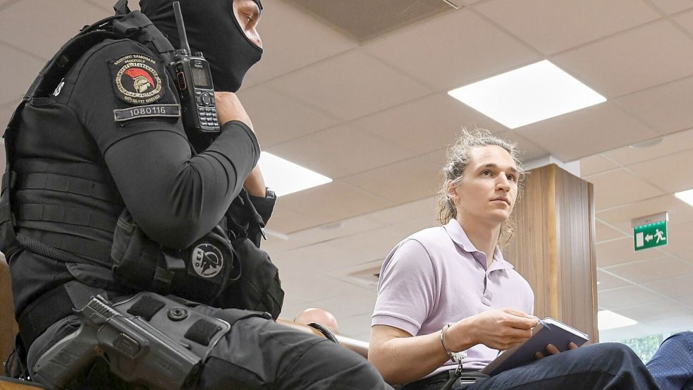 In Ungarn hat das Berufungsverfahren gegen die non-binäre Person Maja T. aus Deutschland begonnen. Foto: Pavel Bogolepov