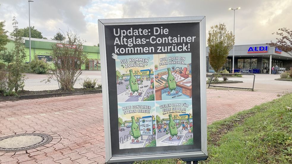 Mit einem Aufsteller informiert das E-Center Bruns seine Kunden über die baldige Rückkehr der Altglas-Container. Foto: Mieke Matthes