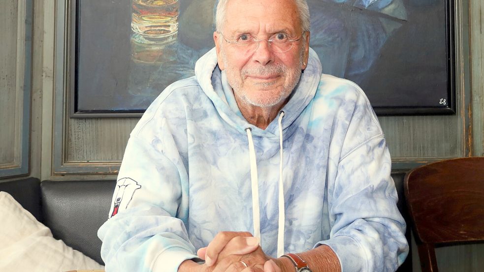 Reinhard Mey am achteckigen Stammtisch in seinem Lieblingslokal „Manne Pahl" von Pius Regli in Kampen – dem Wirt hat Mey auf seinem neuen Album ein Lied gewidmet. Foto: Wolfgang Barth