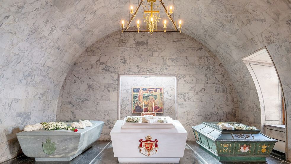 Der Sarkophag von König Harald V. (links) steht jetzt im königlichen Mausoleum neben den Sarkophagen seiner Eltern und Großeltern. (Handout) Foto: Øivind Möller Bakken/Det kongeli
