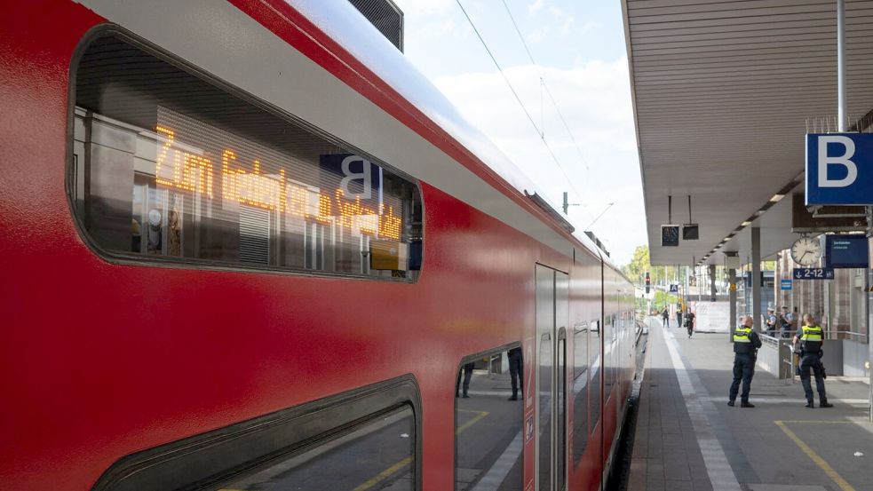 Eine Schweigeminute auf Gleis 1 leitete das Gedenken ein. Foto: Hannes P. Albert/dpa