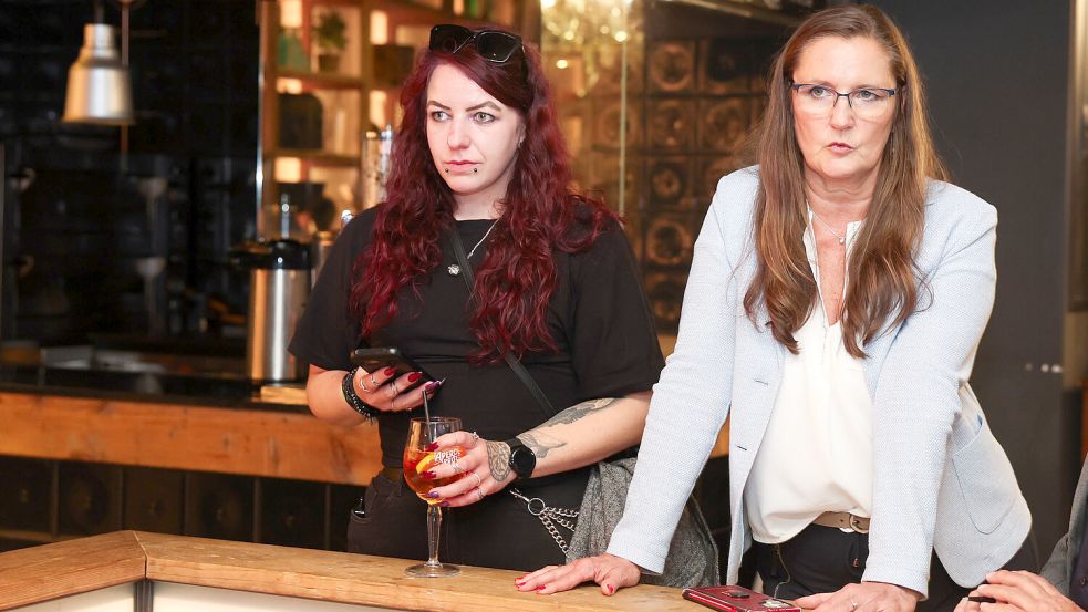 Hatten sich mehr ausgerechnet: die gewählte Ratskandidatin Mereth Platzer (links) und die unterlegene OB-Kandidatin Maria Winter bei der SPD-Wahlparty. Fotos: Jens Doden