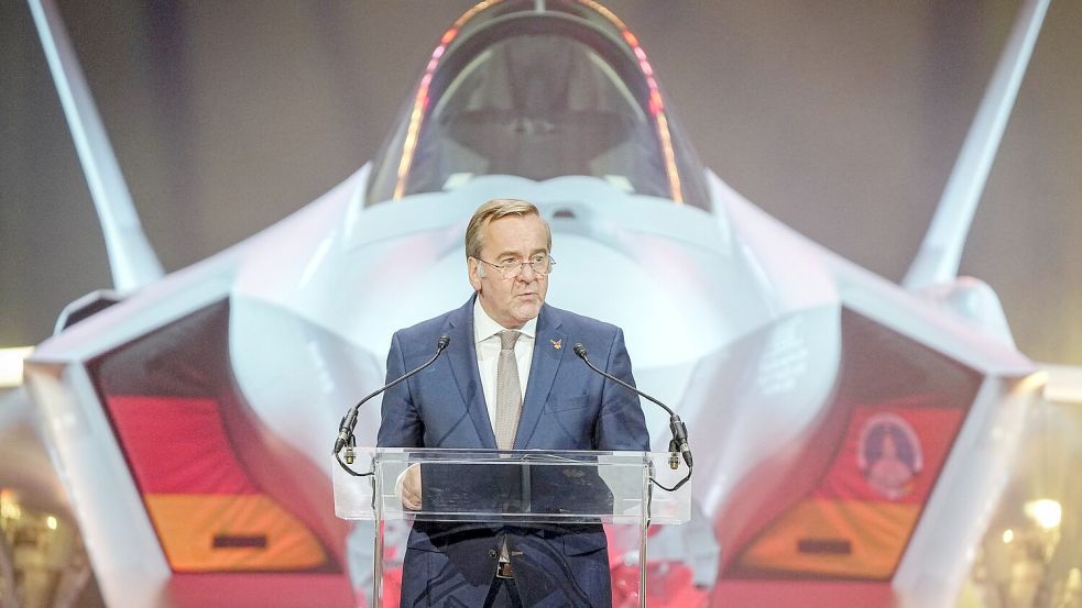 Verteidigungsminister Boris Pistorius vor der F-35 Foto: Kay Nietfeld/dpa