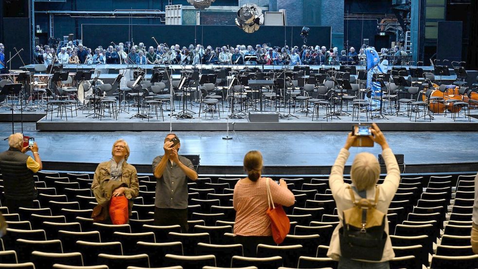 Besucherinnen und Besucher konnten auch einen Blick hinter die Kulissen werfen. Foto: Roberto Pfeil/dpa