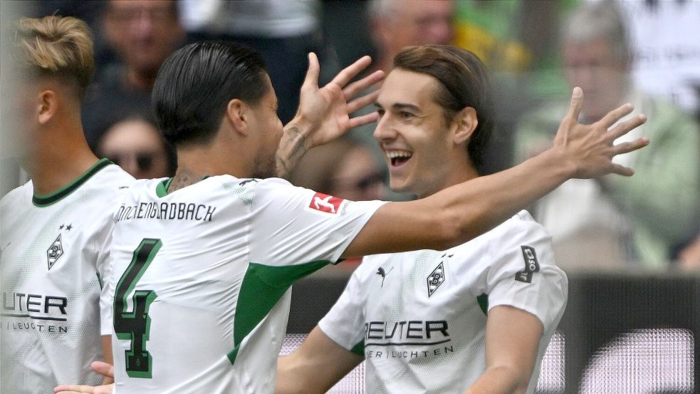 Florian Neuhaus (r) brachte die Borussia früh in Führung. Foto: Federico Gambarini/dpa