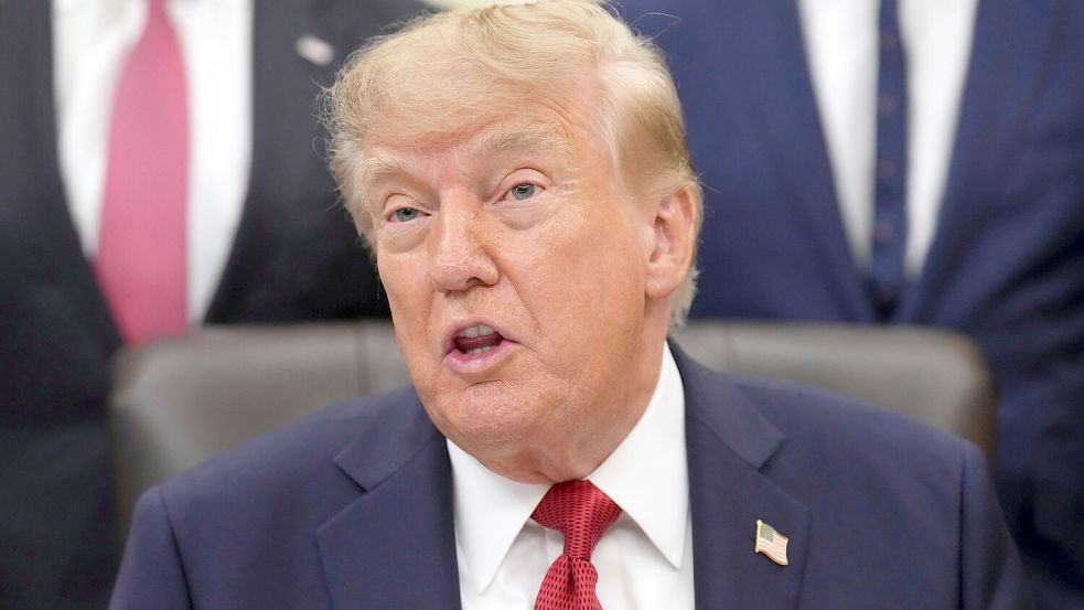 US-Präsident Donald Trump schließt aus, dass die USA für ein gedrosseltes Tempo bei der KI-Entwicklung sorgen. (Archivbild) Foto: Jacquelyn Martin/AP/dpa