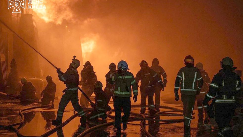 Auch das Kiewer Umland wird regelmäßig mit russischen Drohnen- und Raketenangriffen überzogen. (Archivbild) Foto: -/Ukrainian Emergency Service via AP/dpa