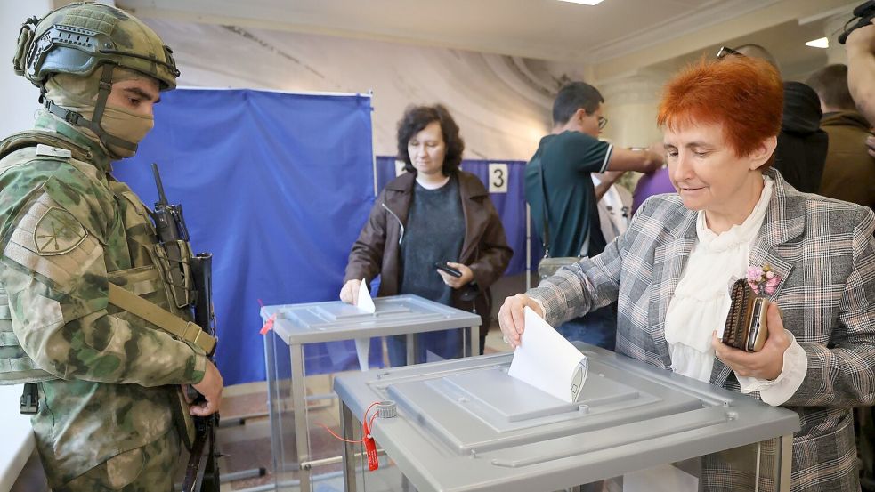 Trotz Protest der Ukraine wird auch in russisch besetzten Gebieten abgestimmt.  Foto: Uncredited/AP/dpa