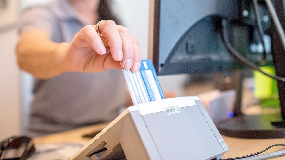 Viele Pflegebedürftige müssen ihre Versichertenkarte einmal im Quartal in Arztpraxen einlesen lassen. (Symbolbild) Foto: David Inderlied/dpa