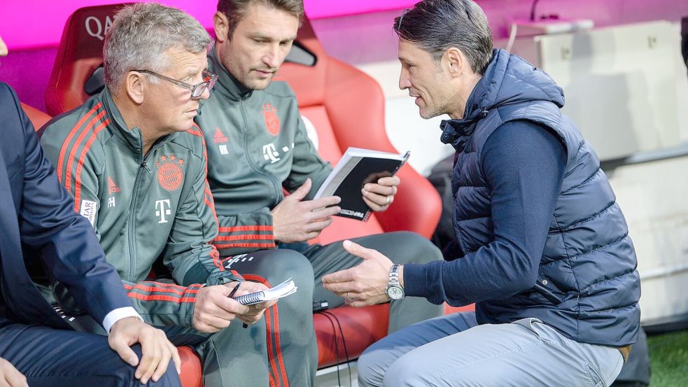 Der Tod seines ehemaligen Co-Trainers traf auch Niko Kovac (r.). (Archivbild) Foto: Matthias Balk/dpa
