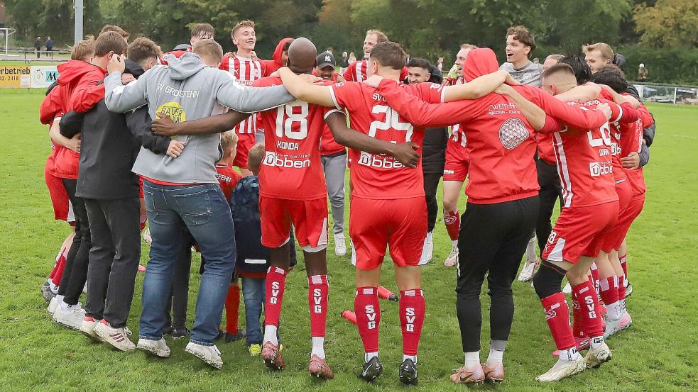 Großefehn jubelt nach dem hart erkämpften Sieg gegen Eintracht Ihlow. Foto: Wilfried Gronewold