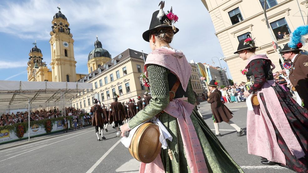 9.000 Trachtler ziehen durch die Stadt zum Festgelände.  Foto: Karl-Josef Hildenbrand/dpa