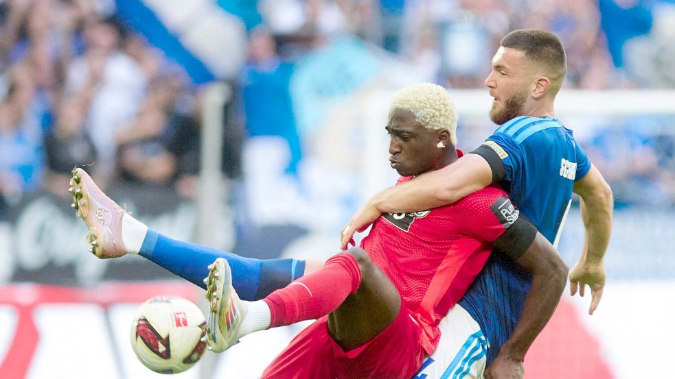 Schalker und Elversberger lieferten sich viele enge Duelle. Foto: Bernd Thissen/dpa