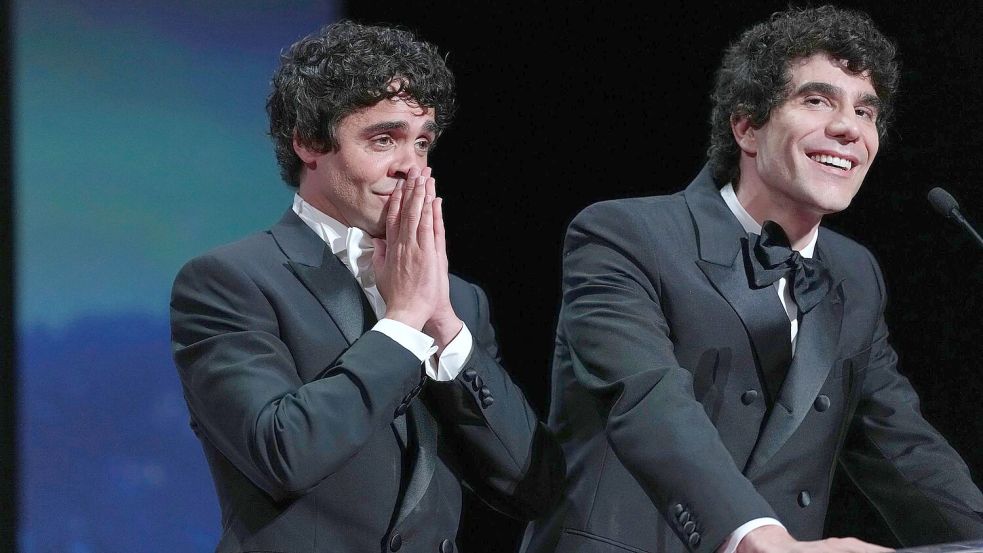Ihr Film gewann in Toronto. Bei der Preisverleihung waren die beiden nicht. Hier sieht man Javier Ambrossi (l) und Javier Calvo in Cannes.  Foto: Andreea Alexandru/Invision/AP/dpa