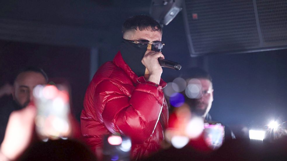 Der Rapper Haftbefehl bei einem Auftritt in Gießen vergangenes Jahr. (Archivbild) Foto: Hannes P. Albert/dpa