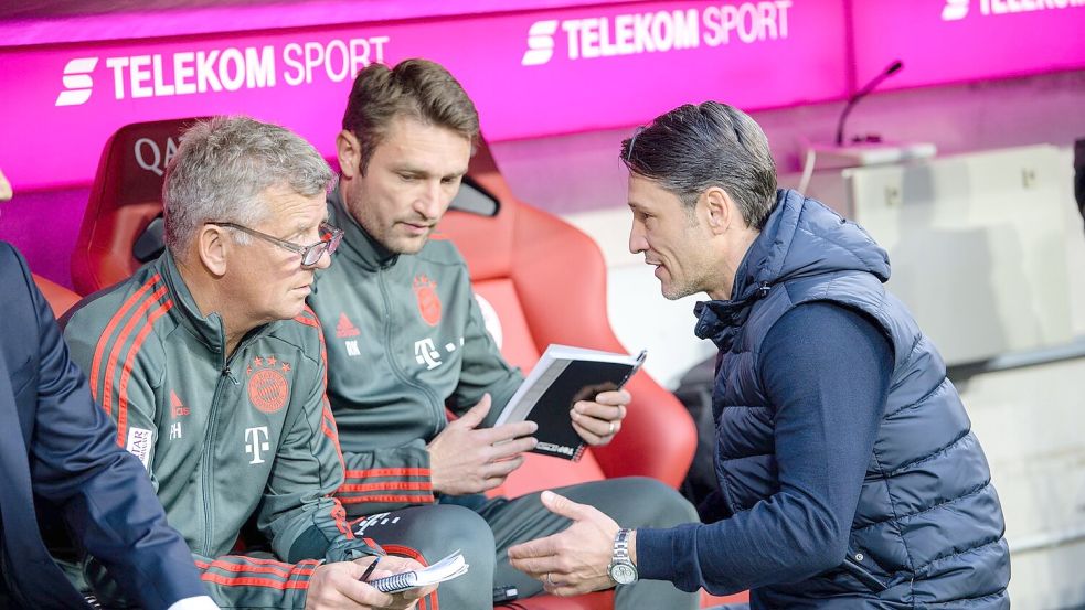 Niko Kovac (r) trauert um Trainer-Legende Peter Hermann (l). (Archivfoto) Foto: Matthias Balk/dpa