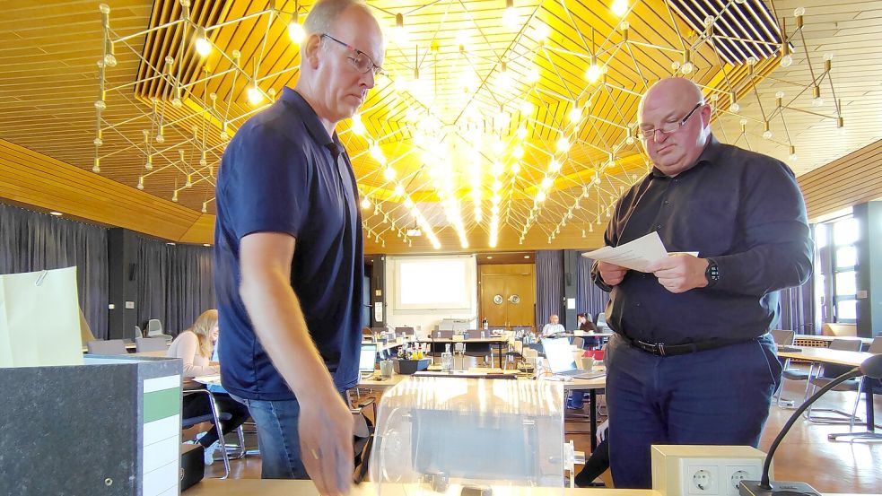 •Stefan Harms (links) und Wahlleiter Helmut Lücht drehten in Aurich die Lostrommel. Foto: Karin Böhmer