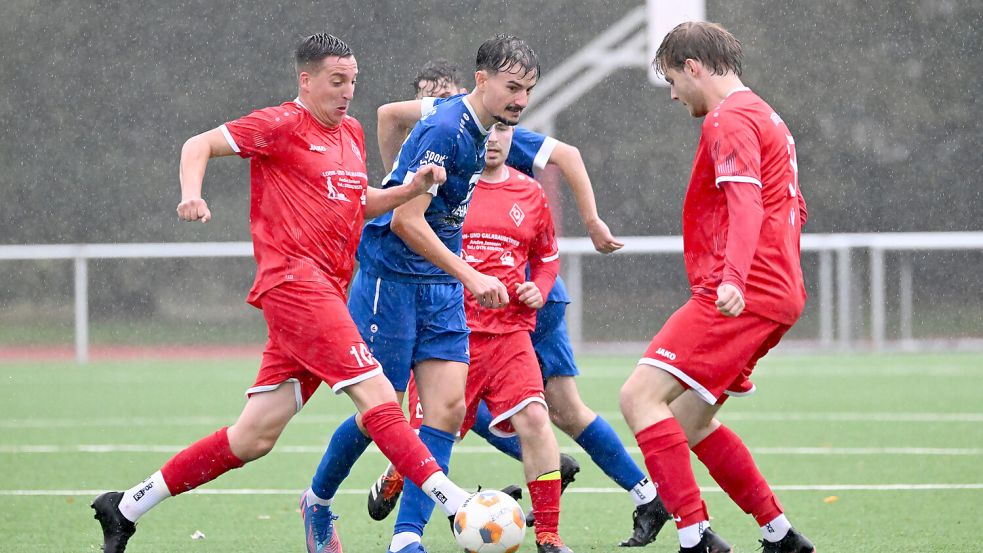 Der TuS Westerende feierte einen 4:1-Auswärtssieg auf dem Kunstrasen in Esens. Hier erobert André Hölscher den Ball. Foto: Jens Doden (Blomberg)