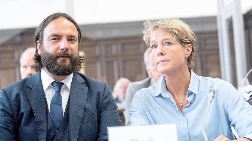 Die Angeklagte Christina Block und ihr aktueller Anwalt Ingo Bott. Foto: Daniel Bockwoldt/dpa Pool/dpa