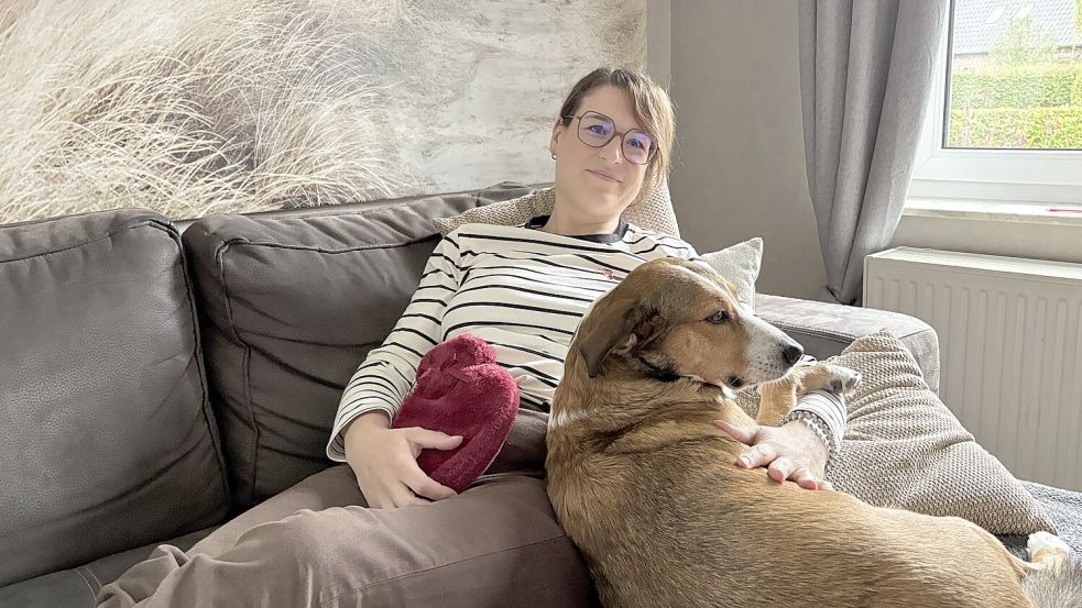 Wärmflasche und eine tierische Kuscheleinheit gehören für die 37-Jährige zum monatlichen Ritual, um Schmerzen und starke Blutungen erträglicher zu machen. Foto: Mieke Matthes