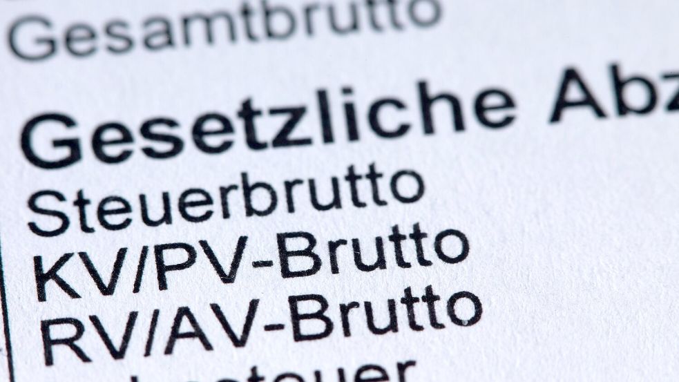 Für Bruttogehälter ab 5.812,50 Euro im Monat wird die Krankenversicherung ab kommenden Jahr teurer, bei mehr als 8.450 Euro wird auch mehr Rentenbeitrag fällig. (Symbolbild)  Foto: Jens Büttner/dpa