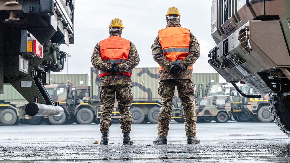 Der zivile Emder Hafen dient schon jetzt als Drehscheibe für die Nato. Die militärische Bedeutung der Seehafenstadt wird aber wahrscheinlich noch größer. Symbolfoto: Klaus Ortgies/Archiv
