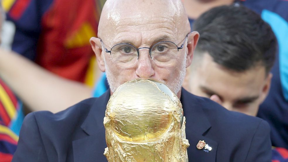 Der Erfolgscoach Spaniens hat einen neuen Vertrag unterschrieben. (Archivbild) Foto: Li Ming/XinHua/dpa