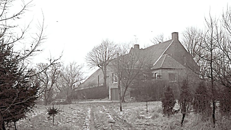 Groß Heikeland im Winter 1973 – mächtiges bäuerliches Wahrzeichen aus dem 14. Jahrhundert auf einer alten Warf in der Victorburer Marsch. Foto: Archiv Gerd-D. Gauger