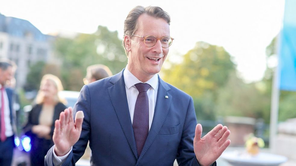 Wo immer er hinkommt, überall wartet auf Hendrik Wüst dieselbe Frage.  Foto: Christoph Reichwein/dpa