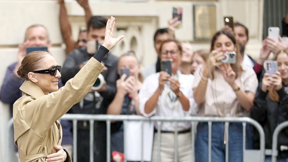 Dion begeistert in Paris auch immer wieder Fans, die sich vor ihrem Hotel versammelt haben. (Archivbild) Foto: Simon Wohlfahrt/AFP/dpa
