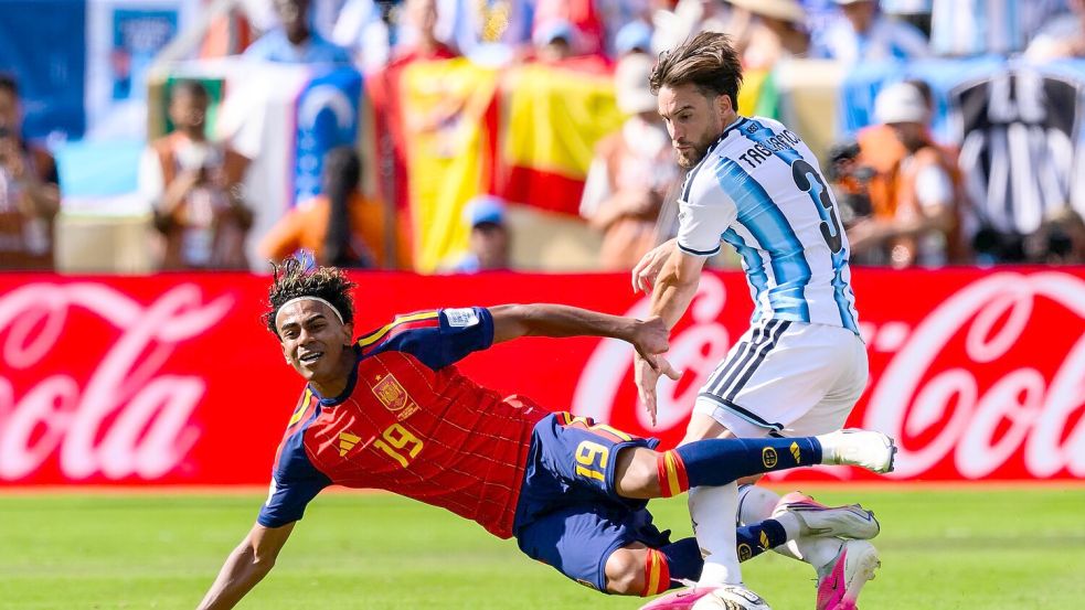 In den Live-Bildern der Fußball-WM 2026 sind Zuschauer einer Analyse zufolge regelrecht mit Werbung für potenziell gesundheitsschädliche oder finanziell riskante Produkte überschwemmt worden. (Archivbild) Foto: Tom Weller/dpa
