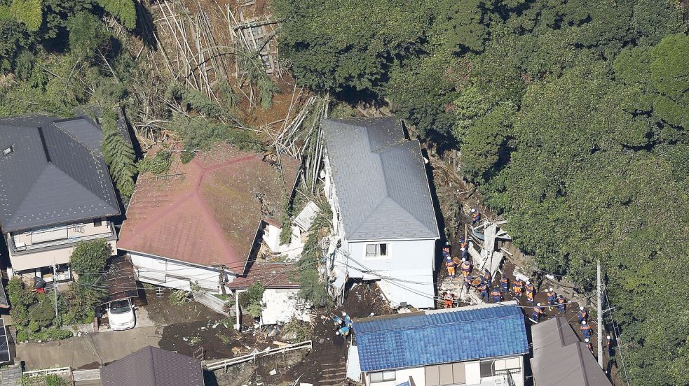 In Miura in der Präfektur Kanagawa im Osten Japans wurden Häuser teilweise von einer Schlammlawine verschüttet. Foto: -/kyodo/dpa