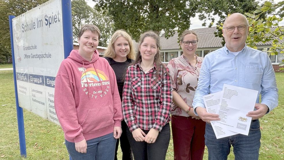 Antje Lübben, (von links), Grietje Kammler, Antje Neemann, Ivonne Behnke und Remmer Kruse freuen sich über die neue Hymne für die Grundschule Im Spiet. Foto: Rebecca Kresse