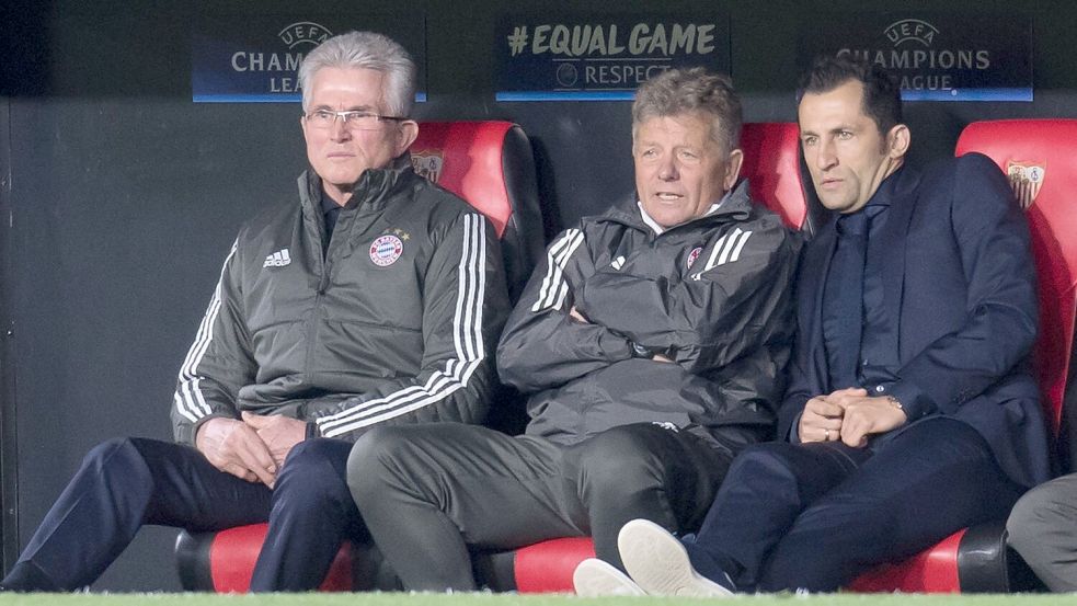 Jupp Heynckes (l) trauert um seinen damaligen Co-Trainer Peter Hermann (M). (Archivbild) Foto: Sven Hoppe/dpa
