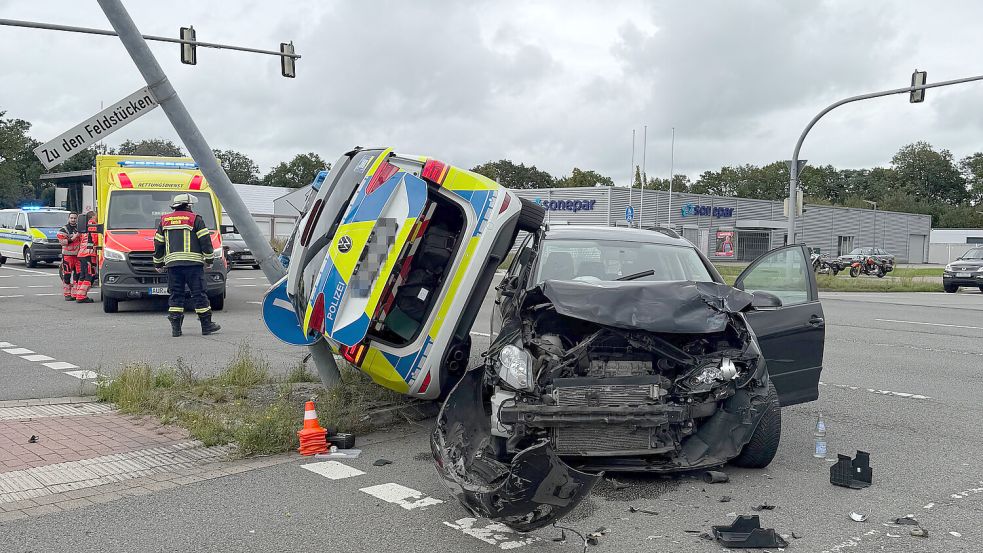 Der Streifenwagen kam zwischen einer Straßenlaterne und dem weiteren Unfallfahrzeug zum Stillstand. Foto: Diana Stöhr-Aeilts (Stadtfeuerwehr Aurich)