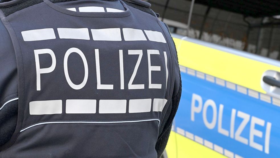 Die Suche nach zwei Tatverdächtigen läuft. (Symbolbild)  Foto: Bernd Weißbrod/dpa