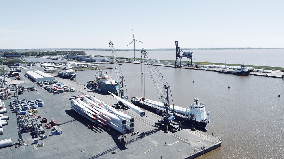 Blick aufs Firmengelände von Epas im Emder Hafen: Mit Können und hochspezialisierter Umschlagtechnik will der Seehafen Emden seine Rolle als Logistik-Hub für die Windindustrie weiter ausbauen. Foto: Epas GmbH