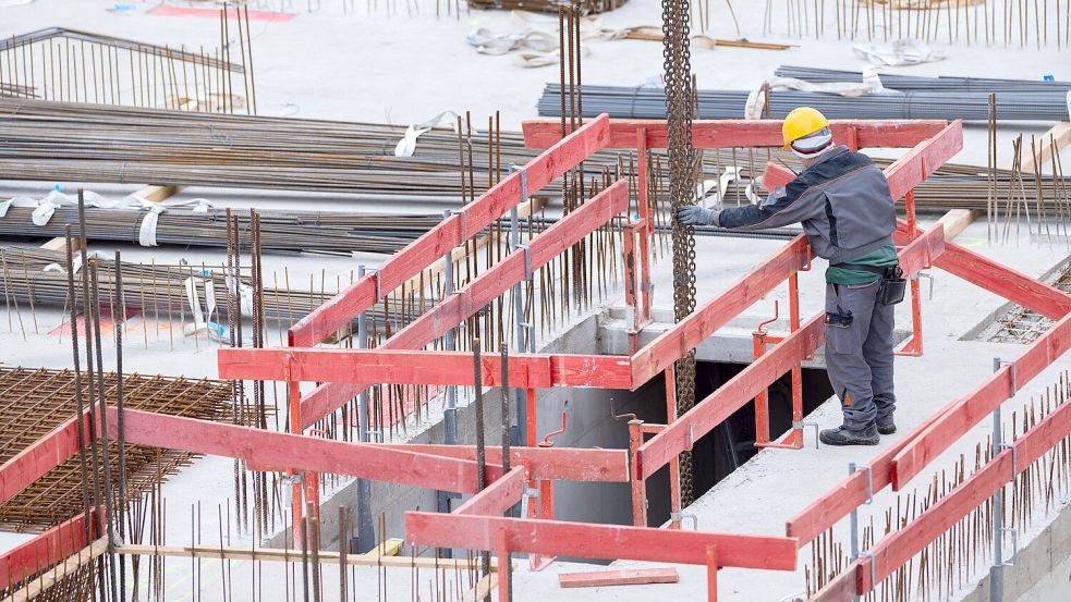 Arbeiter auf der Baustelle eines Wohnhauses. Foto: Rolf Vennenbernd/DPA
